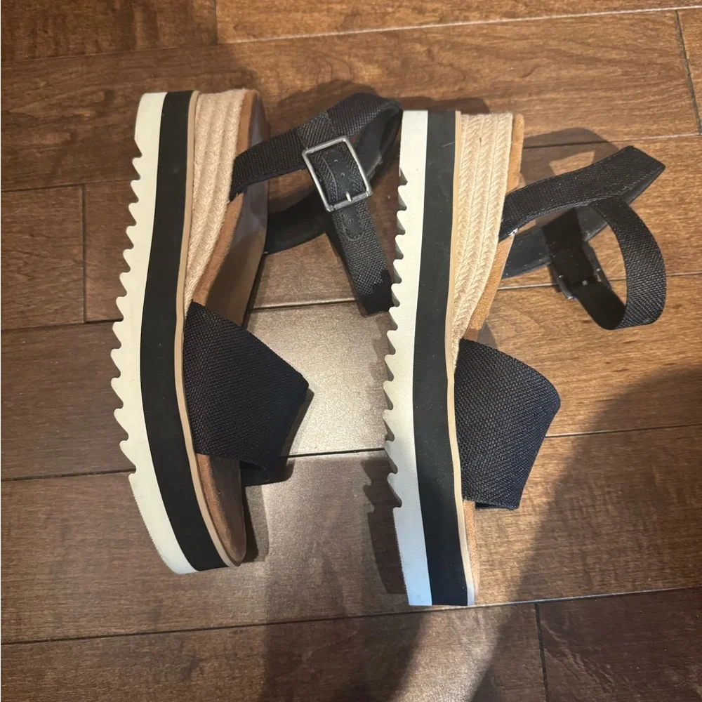 EUC TOMS Women's Black Sandals 9.5 - Picture 4 of 6